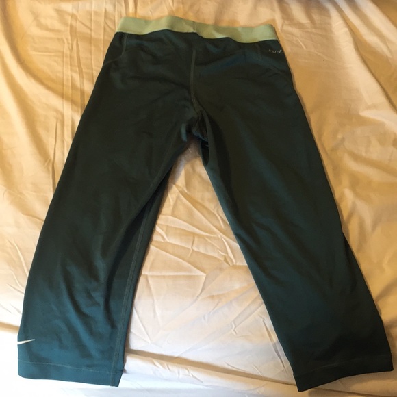 Nike pro leggings / capris - Picture 4 of 6